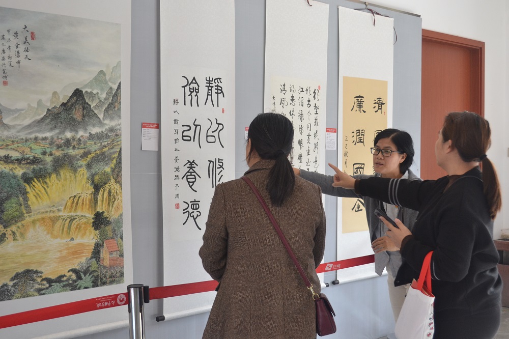 圖1 公司職工在廉潔文化作品展現(xiàn)場駐足觀賞、探討作品.JPG